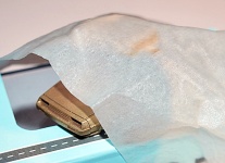 NPE Modellbau NA88216 - H0 DeLorean Gold mit offenen Türen und brauner Interieur